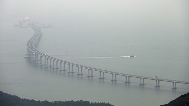 El pont Hong Kong-Zhuhai-Macau uneix, amb els seus 55 quilòmetres i un tram de 7 sota l’aigua, els dos extrems del delta del riu de la Perla.. Der Spiegel