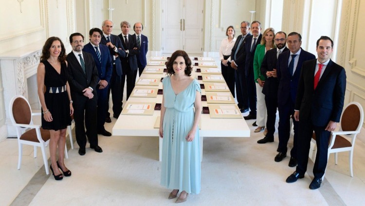 La nova presidenta autònoma madrilenya, Isabel Díaz Ayuso, acompanyada dels 13 consellers del seu Govern.