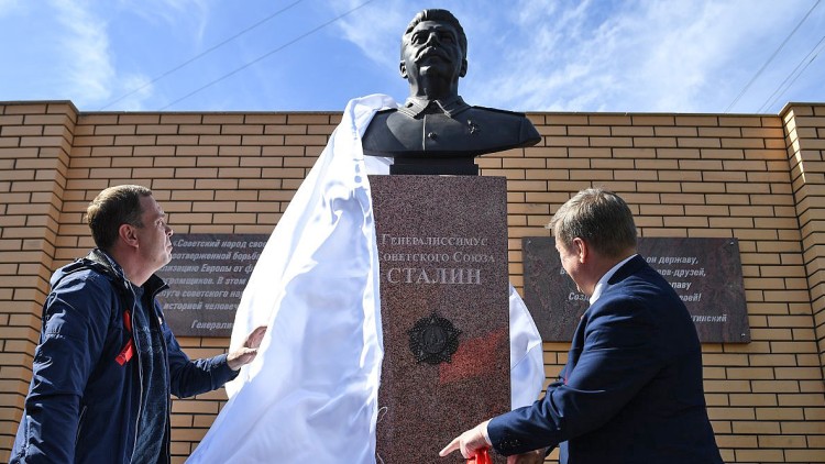 Novosibirsk. En aquesta ciutat del centre-sud de Rússia s’hi ha instal·lat un monument d’homenatge a Stalin que va destapar el mateix alcalde juntament amb Aleksei Denisiuk, un advocat que edita el diari La Falç i el Martell i que està convençut que viurà el retorn de la Unió Soviètica.. Der Spiegel