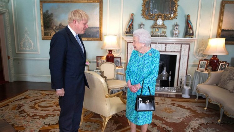 Isabel II rep Boris Johnson. Der Spiegel
