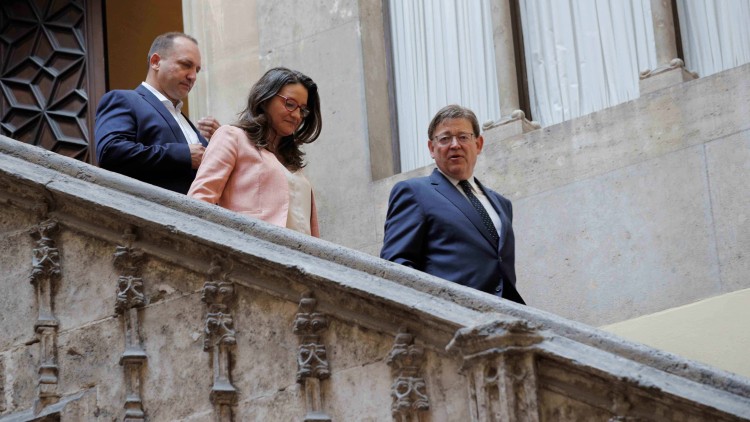 Ximo Puig, Mónica Oltra i Rubén Martínez Dalmau, a les escales del Palau de la Generalitat Valenciana.. EFE