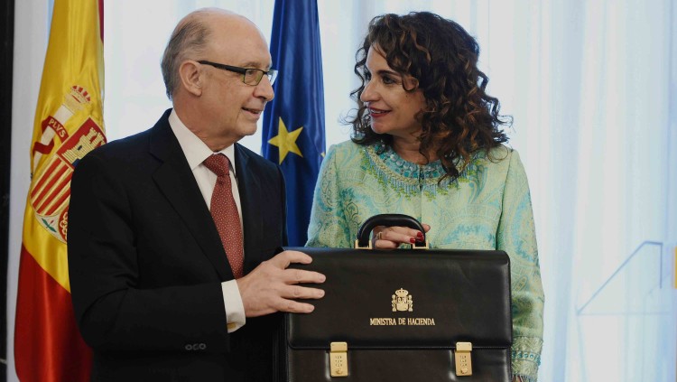 El juny de 2018, Cristóbal Montoro va trapassar la cartera d’Hisenda a la socialista María Jesús Montero, que havia estat la consellera del ram a la Junta d’Andalusia.. EFE