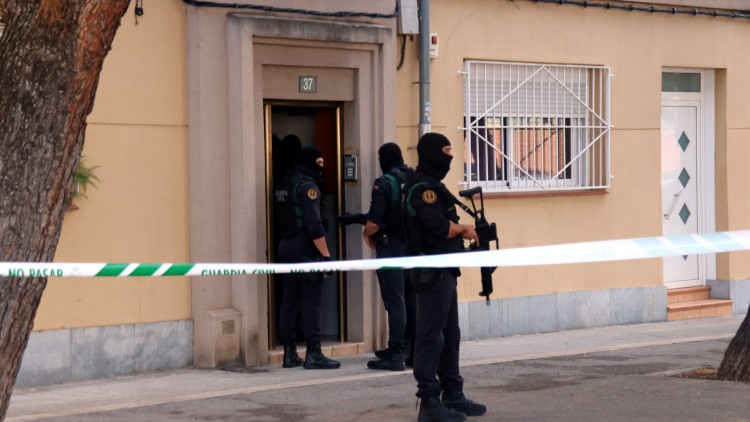Agents de la Guàrdia Civil custodien un espai escorcollat a Sabadell. Agència Catalana de Notícies