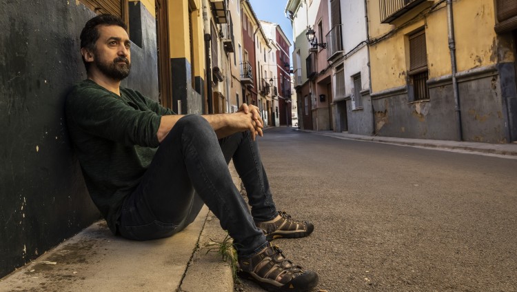 Feliu Ventura als carrers de Xàtiva, la ciutat en la qual ha concebut i enregistrat l'àlbum 'Convocatòria'.. Miguel Lorenzo