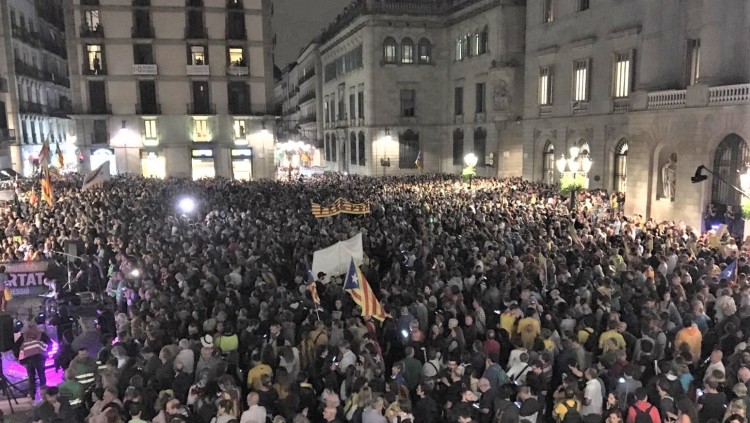 Manifestació a la plaça Sant Jaume de Barcelona en resposta a la sentència. Europa Press