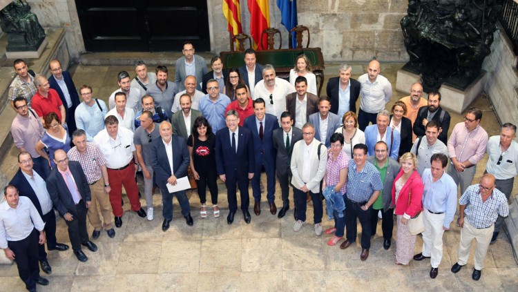 Al centre de la imatge, Ximo Puig i Antoni Such, el 3 de febrer de 2017, dia en què es va aprovar l’avantprojecte de la llei de mancomunitats de la Comunitat Valenciana.