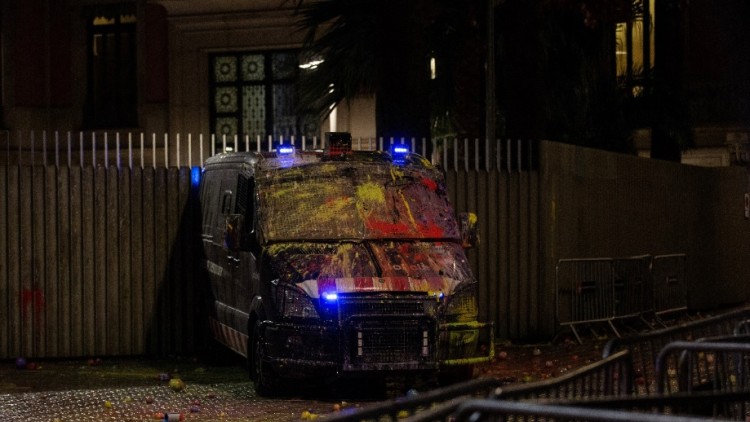 Un cotxe de Mossos pintat per l'acció dels CDR al davant del Departament d'Interior. Europa Press
