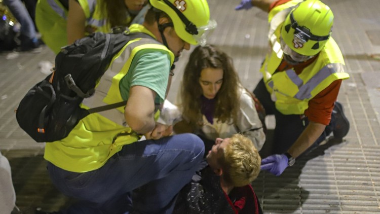 Sanitaris per la República atenents durant les protestes del divendres 18 d'octubre. EuropaPress
