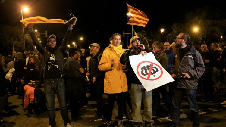 Pla general d'un grup de manifestants en la protesta convocada pels CDR a l'avinguda Diagonal de Barcelona en rebuig de la visita del Rei, el 3 de novembre del 2019. Agència Catalana de Notícies