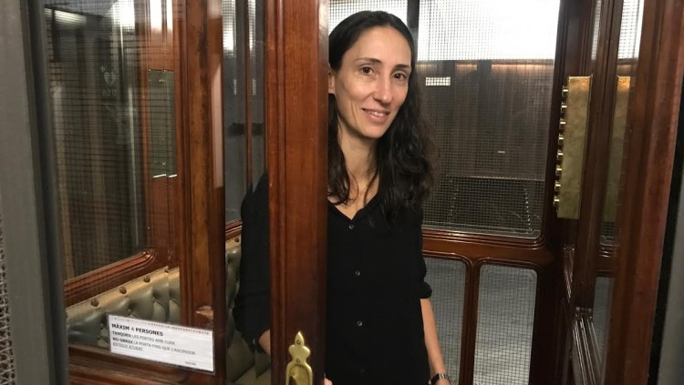 Valèria Gaillard a l'ascensor de l'Ateneu Barcelonès, un dels més antics de Barcelona