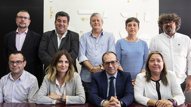 Membres del consell rector d'À Punt. Al centre, alçat, Rafa Xambó. Consell Valencià dels Mitjans de Comunicació