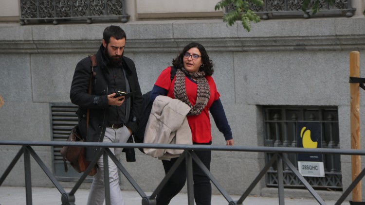 Els advocats d'Alerta Solidària David Aranda i Eva Pous arriben a l'Audiència Nacional. Agència Catalana de Notícies