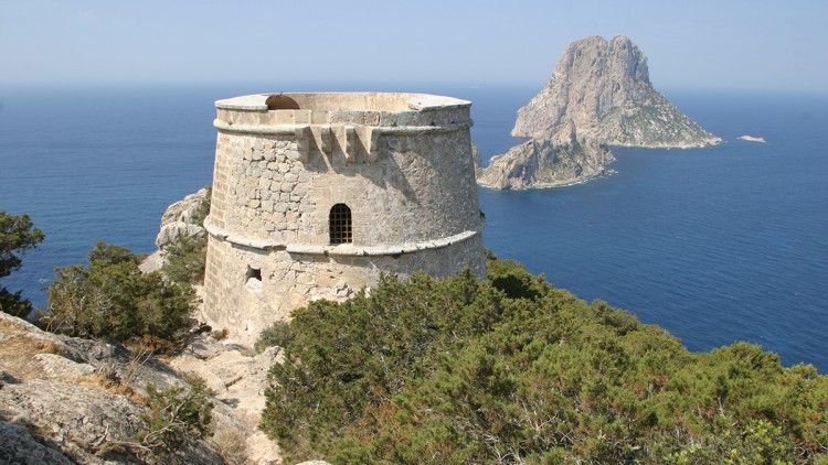 Torre des Savinar, amb l'illa des Vedrà al fons. Arxiu d’imatges del Consell Insular d’Eivissa