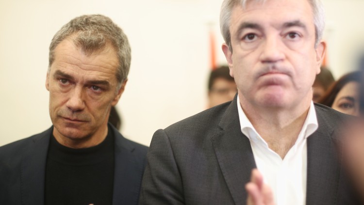 Toni Cantó, visiblement afectat, escolta el discurs de dimissió d’Albert Rivera acompanyat de l’eurodiputat Luis Garicano.
