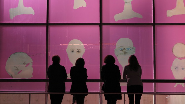 «Anònimes», intervenció al vitrall del Museu Valencià de la Il·lustració i la Modernitat, a càrrec de Paula Santiago. MUVIM