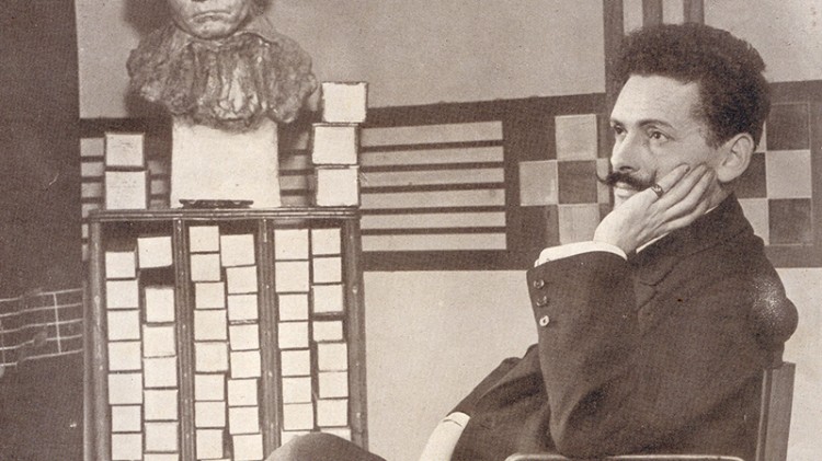 Josep Serrano Simeon, conegut com el 'mestre Serrano', va ser un dels compositors de l'himne regional valencià oficialitzat el 1984. Viquipèdia