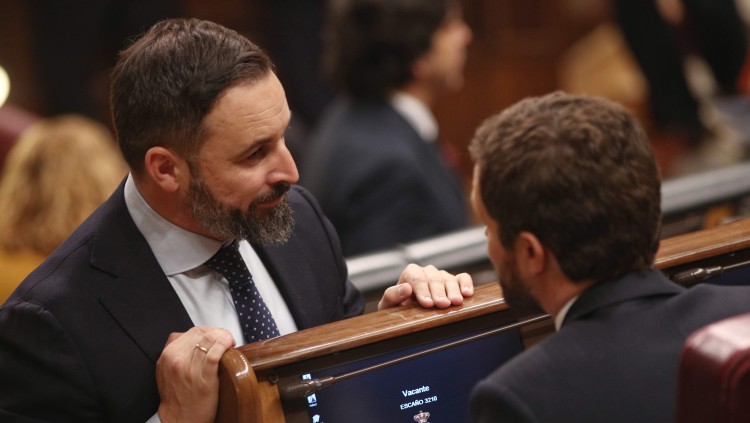 Santiago Abascal, president de Vox, conversa amb el president del PP, Pablo Casado, durant la sessió inaugural de la XIV legislatura espanyola.. Europa Press