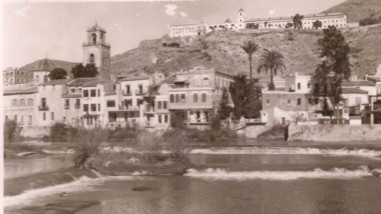 Vista antiga d'Oriola amb el seminari Sant Miquel al fons, sobre el turó.