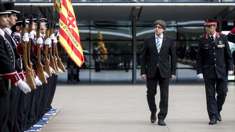 El president Carles Puigdemont passant revista en l’acte del Dia de les Esquadres de l’any passat.. EFE