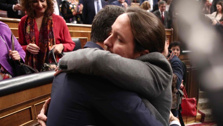 Pedro Sánchez i Pablo Iglesias s'abracen una vegada s'ha consumat la investidura| Europa Press