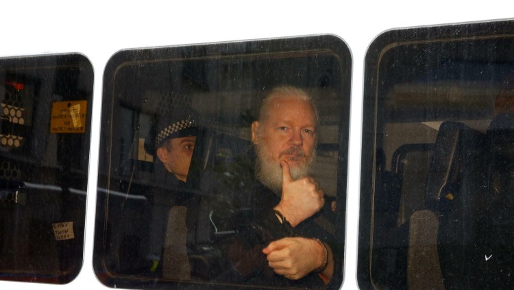 Julian Assange traslladat en un vehicle policial quan va ser detingut