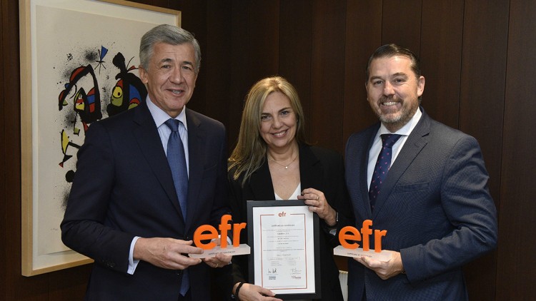 Xavier Coll, director general de Recursos Humans i Organització de CaixaBank; Clara Boada, directora de Cultura, Igualtat i Diversitat de l’entitat; Rafael Fuertes, director general de la Fundació Más Familia, durant l’entrega del guardó.