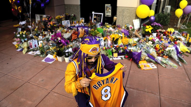 Mostres de condol per la mort de Kobe Bryan.. Europa Press