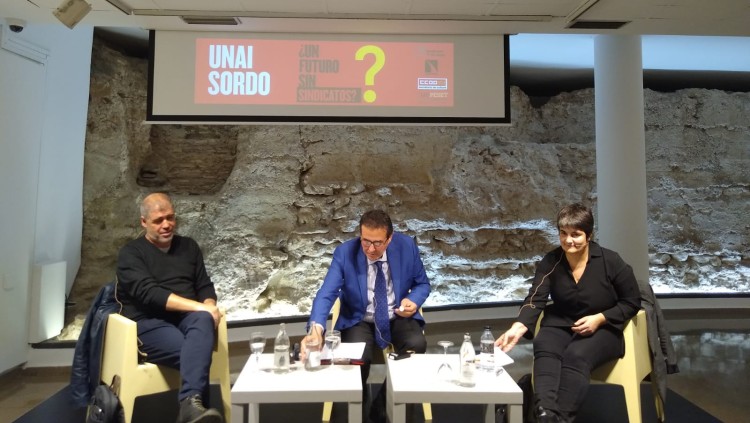 Unai Sordo, secretari general de CCOO; el periodista Julio Monreal; i l'economista Carmen Castro a l'acte d'aquest dimarts a València| EL TEMPS