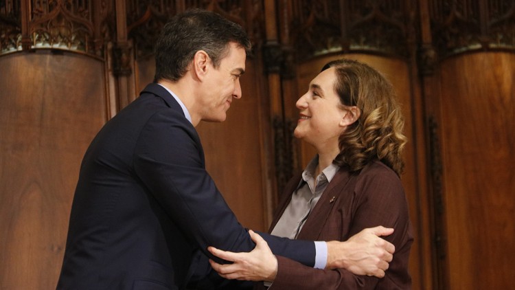 Ada Colau i Pedro Sánchez se saluden a Barcelona. Agència Catalana de Notícies