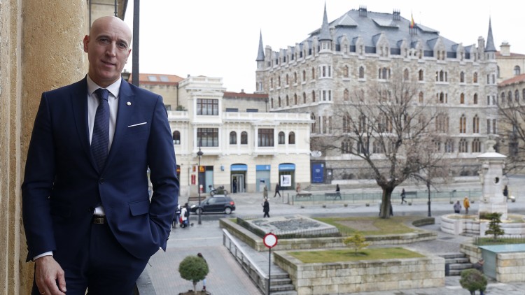 L'alcalde de Lleó, José Antonio Díez Díaz, fotografiat al balcó del seu despatx, amb la gaudiniana Casa Botines a la seua esquena.. F. Otero Perandones