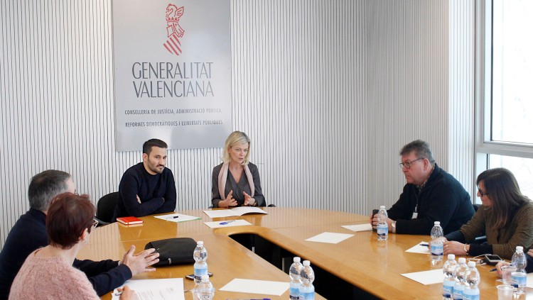 Reunió entre el conseller d'Educació, Vicent Marzà, i la consellera de Justícia, Gabriela Bravo, junt amb representants sindicals per tractar la competència lingüística l'any 2017| GVA