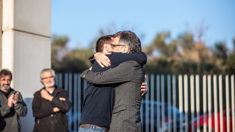 Jordi Cuixart s'abraça amb un company a la fàbrica. Europa Press / Pau Venteo