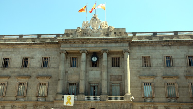 Llaç groc a la balconada de l'Ajuntament de Barcelona. Agència Catalana de Notícies