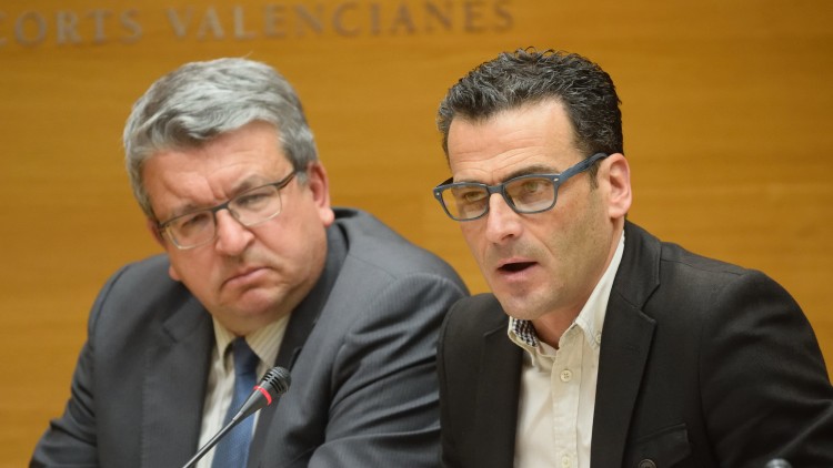 Alfred Costa, amb Fernando Llopis al seu costat, durant la compareixença parlamentària en què va ser ratificat com a nou director general d'À Punt.