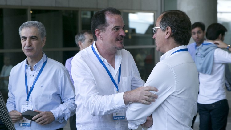 Carlos Iturgaiz saluda Alfonso Alonso, a qui ha substituït, per ordre directa de Pablo Casado, com a candidat a lehendakari. Agència Catalana de Notícies