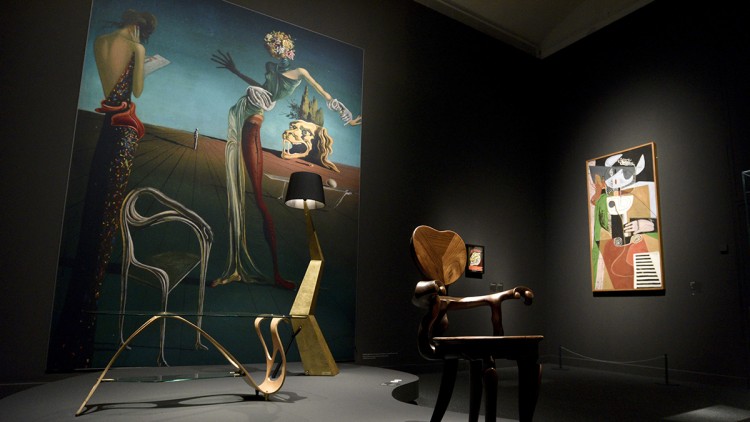 Vista general de l’exposició amb obres de Dalí, Gaudí, Man Ray i Lee Miller.