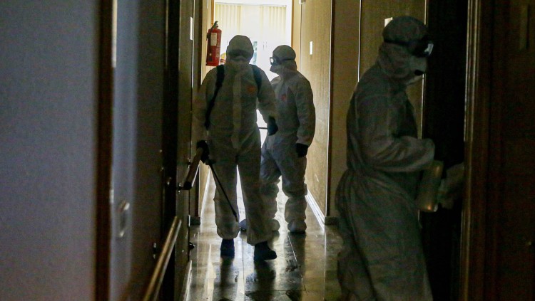 Militars desinfecten una residència de gent gran a Madrid. Europa Press