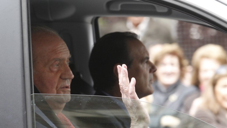 Joan Carles I saluda des d'un cotxe. Europa Press