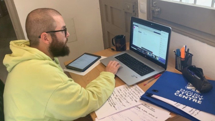 El director de l'acadèmia 'English Study Centre' de Lleida, Francesco Comparetto, preparant amb els professors per videoconferència les classes virtuals. Agència Catalana de Notícies