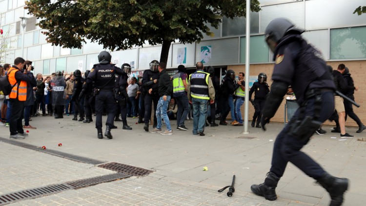 Un policia nacional en plena actuació l'1 d'octubre de 2017. Agència Catalana de Notícies