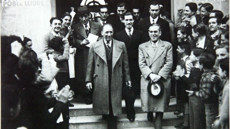 Lluís Companys, distingit amb gavardina oberta al centre de la imatge