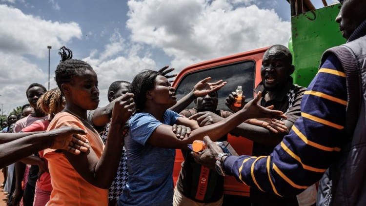 Veïns del barri pobre de Kibera, a Nairobi (Kenya) fan cua per rebre aliments de les organitzacions d'ajuda humanitària durant l'etapa de pandèmia pel coronavirus. Der Spiegel