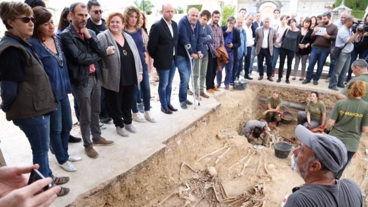 Treballs d'exhumació en una fossa de Porreres, Mallorca. Europa Press