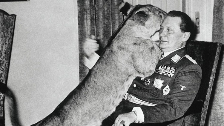 El líder militar nazi Hermann Göring amb la seua mascota. Der Spiegel