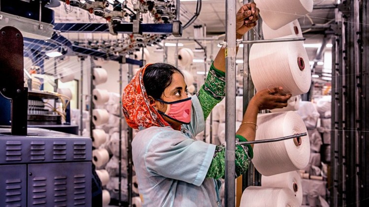 Treballadora del tèxtil a Bangladesh. Der Spiegel