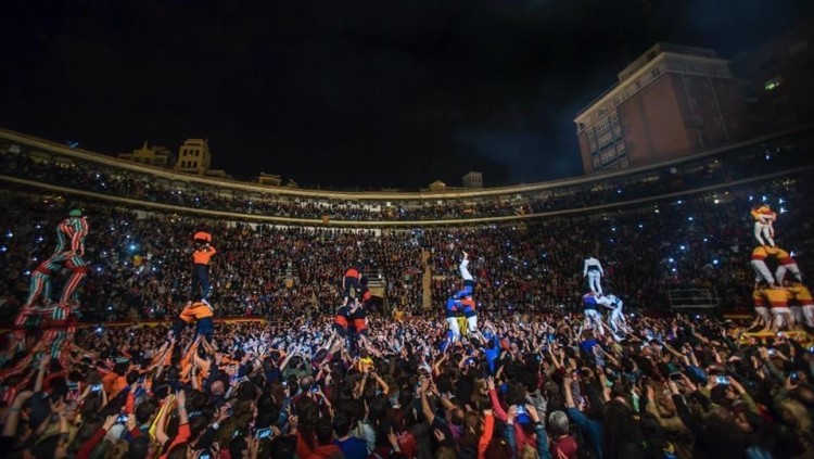 'Homenatge a València', Diada del 25 d'abril celebrada a la Plaça de Bous de València / Vicent de Castro - Col·lectiu Koma