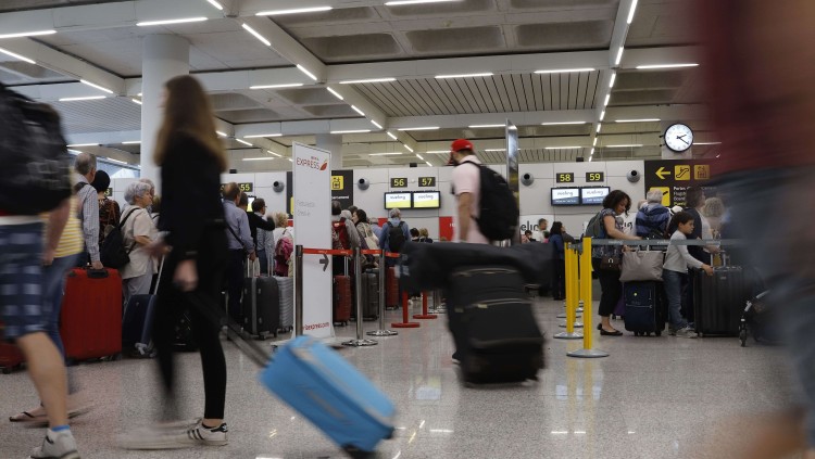 L'aeroport de Son Sant Joan, a Palma, ple de turistes. Europa Press