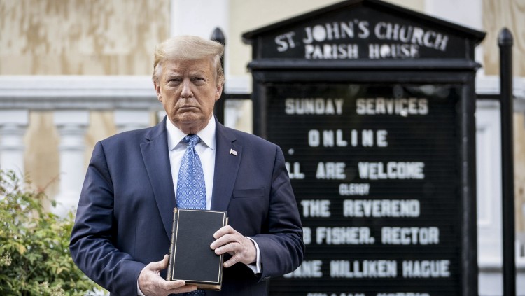 Donald Trump es fotografia amb un exemplar de la Bíblia. Europa Press
