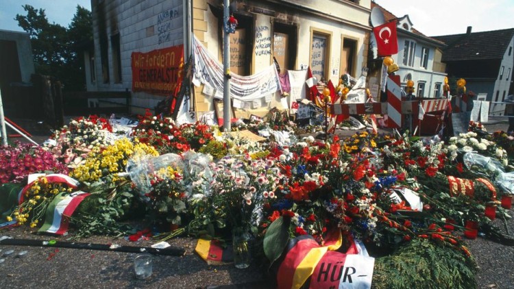 Homenatge a la família turca assassinada a Solingen, Alemanya, el 1993 després d'un crim racista. Der Spiegel
