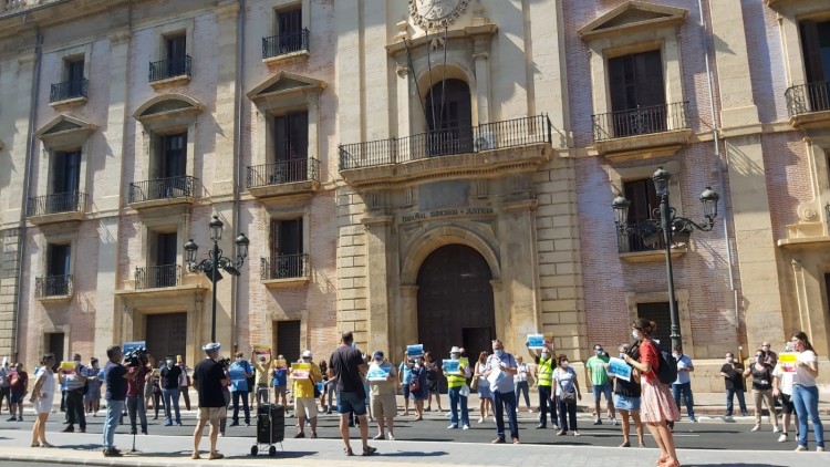 Concentració a les portes del TSJCV contra les diverses resolucions respecte de normatives que promocionaven la llengua pròpia